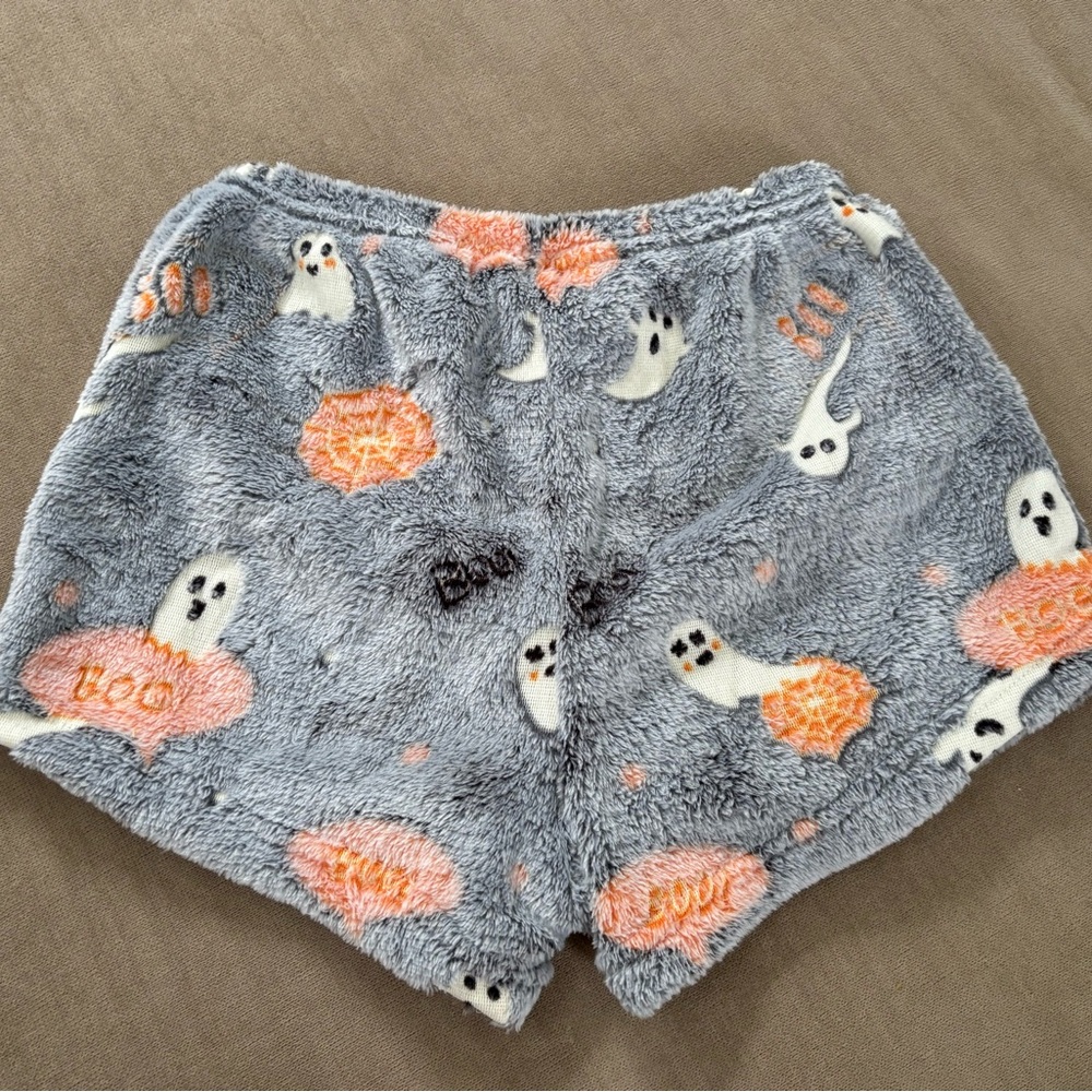 Cozy Gray Ghost Print Women's Shorts